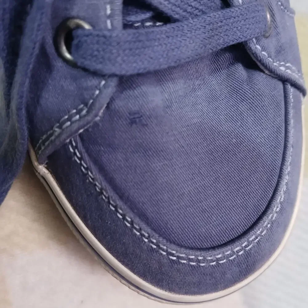 Taos Shoes Womens Size 8 Blue And White
